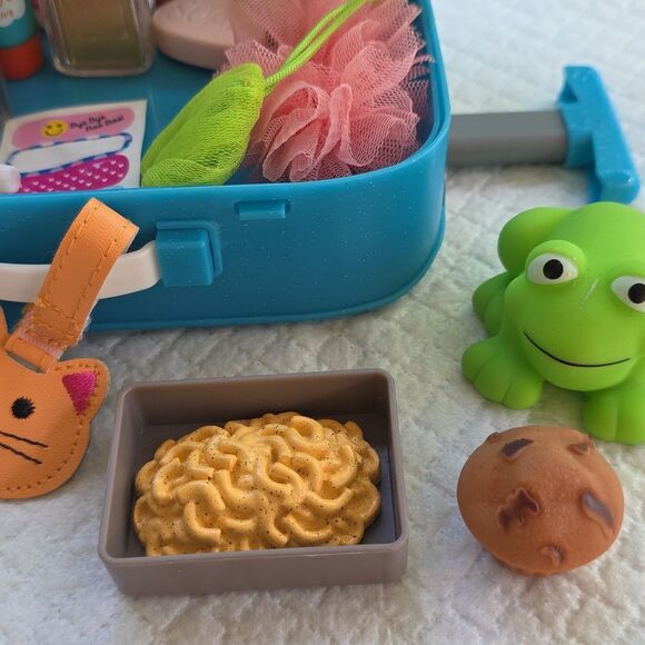 Our Generation Travel Playset and Toiletries - Picture 6 of 17
